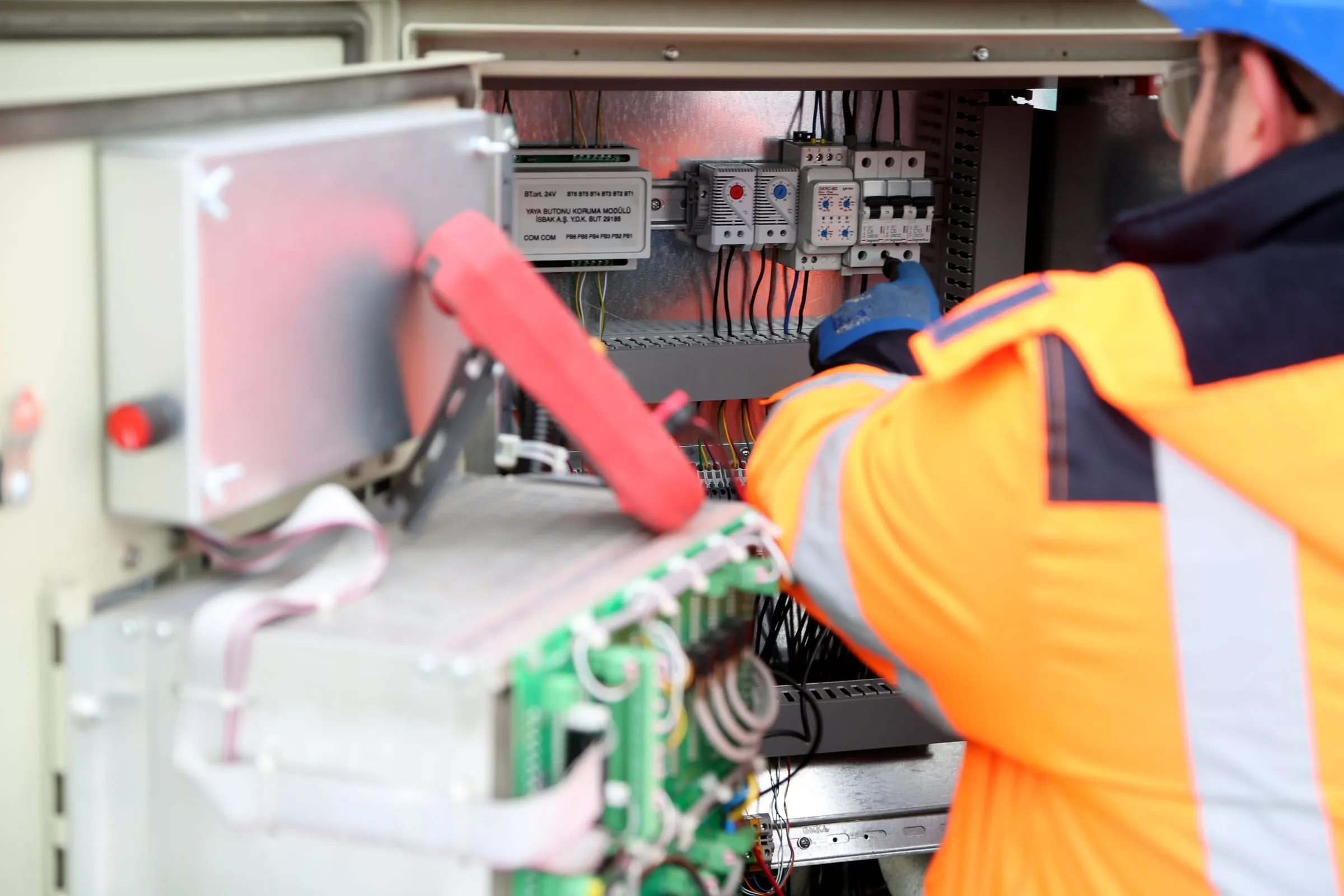 Électricien en intervention sur une armoire électrique