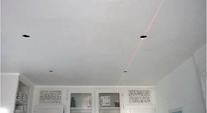 Perçage du plafond au laser pour aligner les spots
