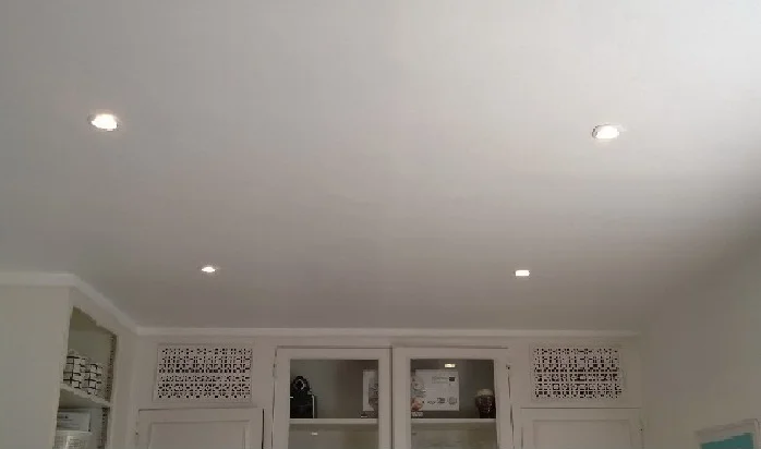 Spots encastrés posés au plafond par NPVoltElec à Sorgues