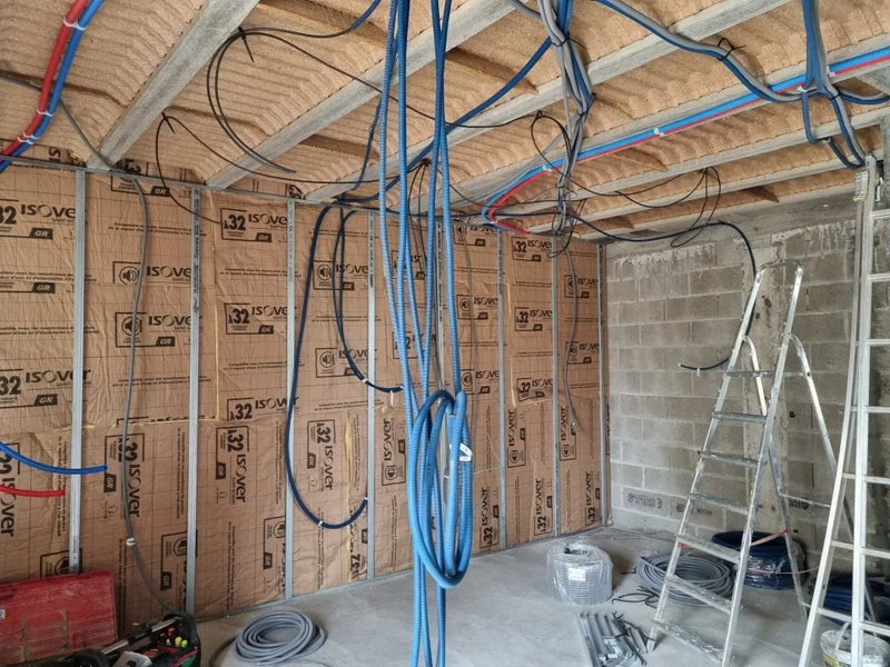 Rénovation électrique : passage des gaines avant doublage des murs