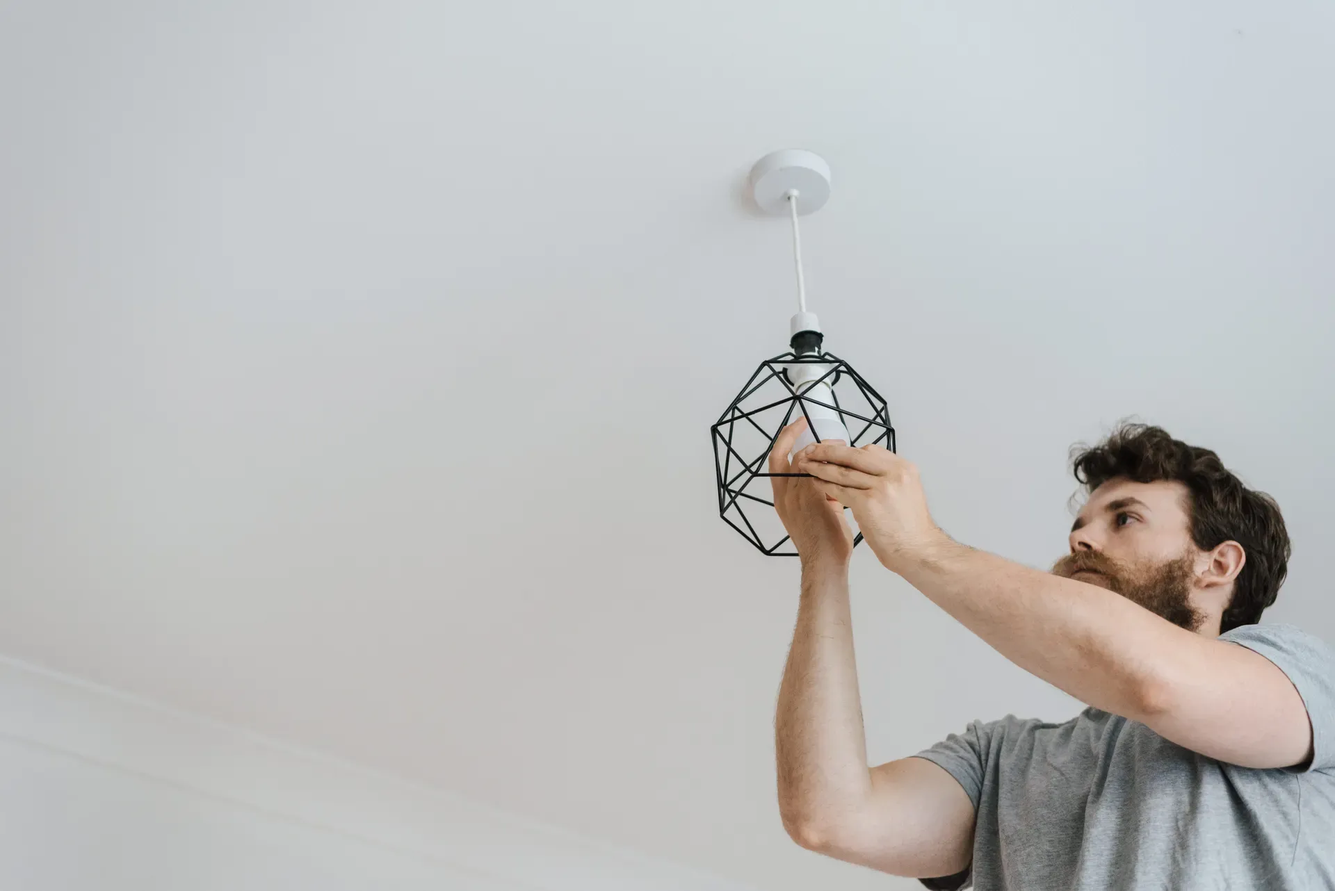 Pose d'un luminaire au plafond, petits travaux électriques à Sorgues