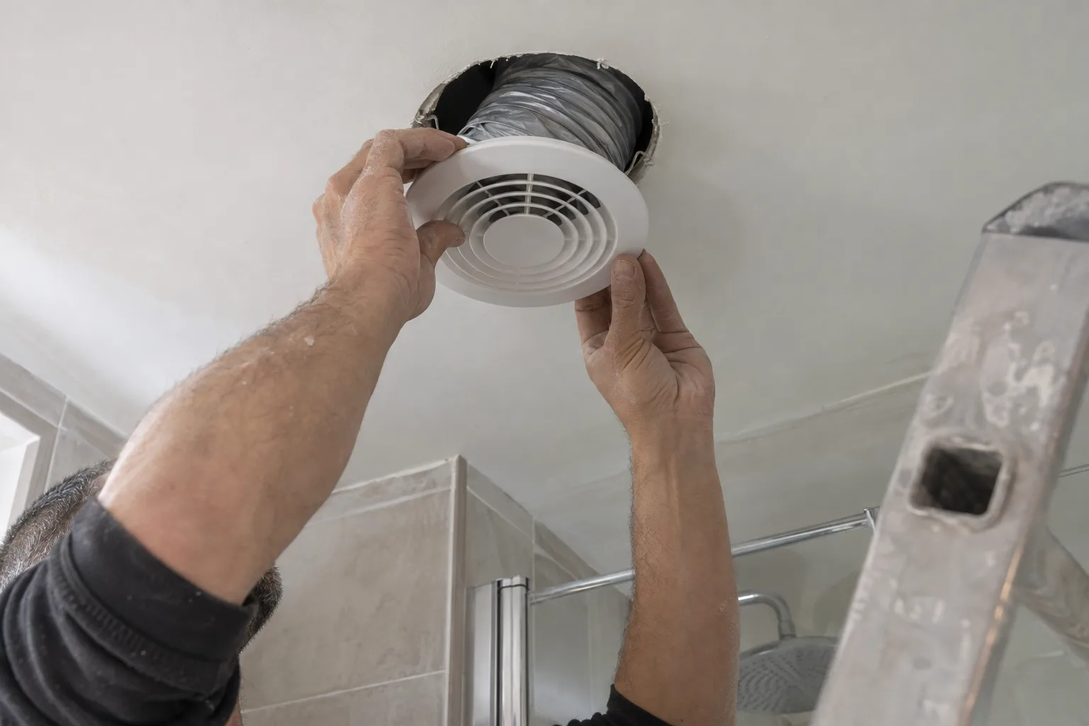 Pose d'une bouche de VMC au plafond d'une salle de bain à Sorgues